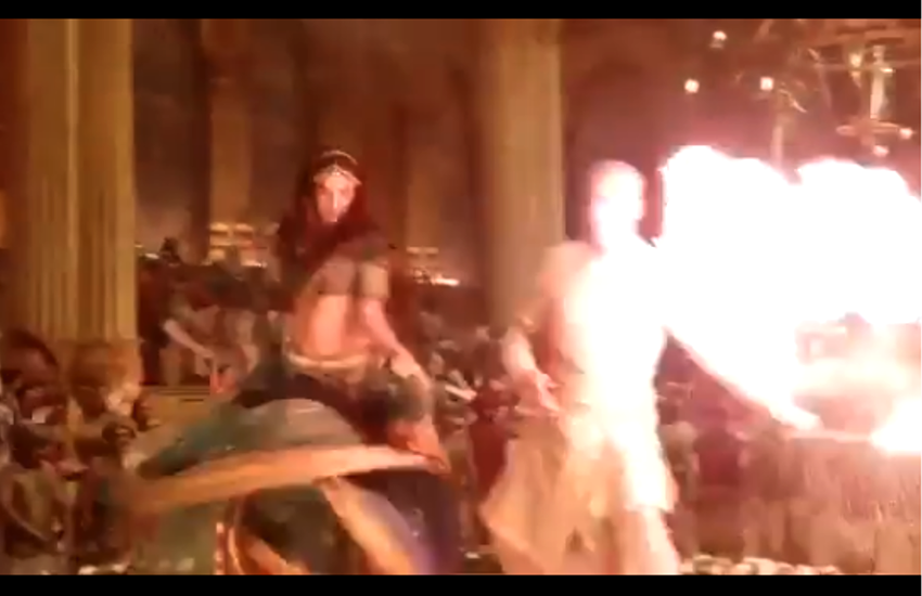 अक्षय कुमार ने किया मुंह से आग निकालने का स्टंट, कृति बोली- जल जाते मेरे बाल और कपड़े, देखें वायरल वीडियो