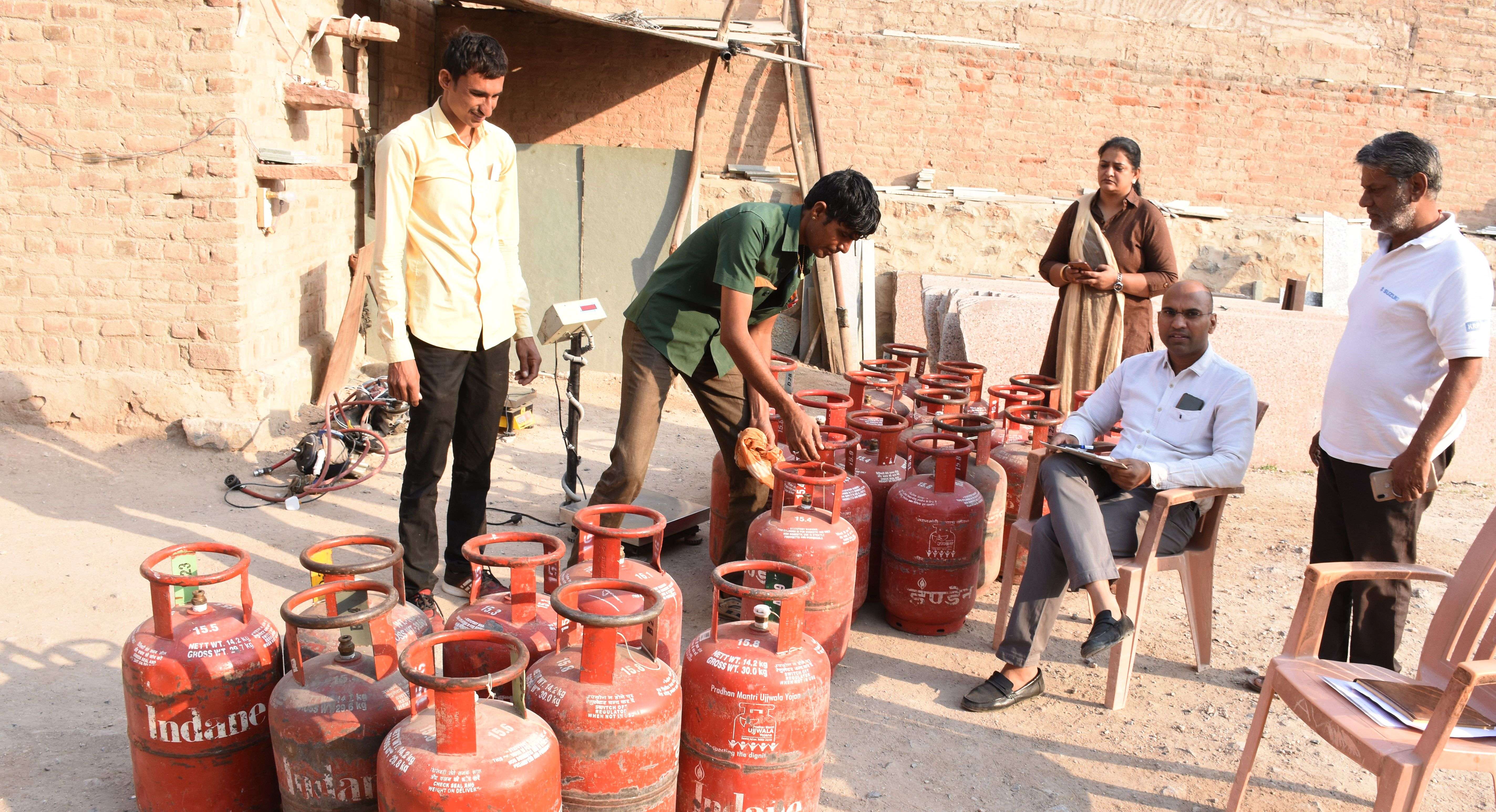 bikaner- 27 domestic gas cylinders seized/ illegal gas refilling