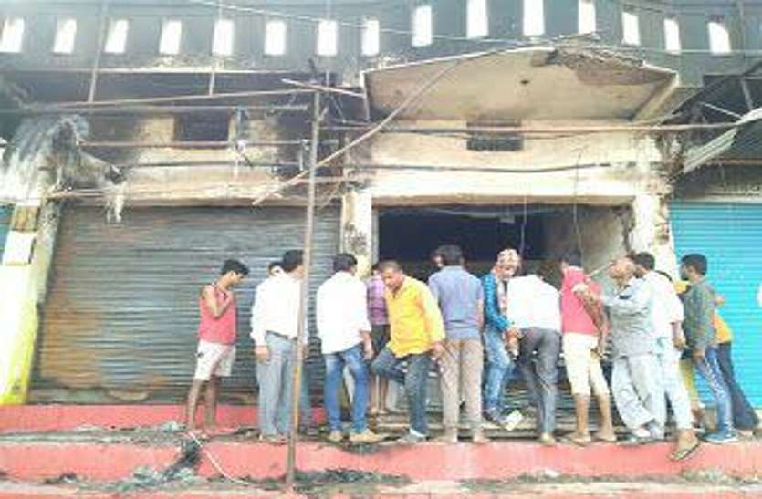 दिवाली के दिन देर रात कपड़े की दुकान में लगी आग, लाखों का सामान जलकर खाक