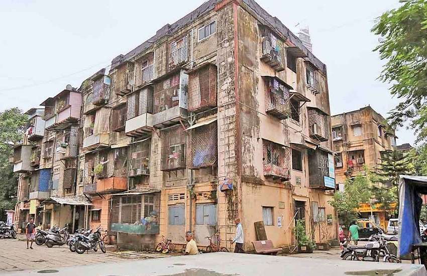 मुंबई में पुनर्विकास की बांट जोह रहीं हजारों इमारतें, सरकार के इस रवैये से हुआ बुरा हाल ?