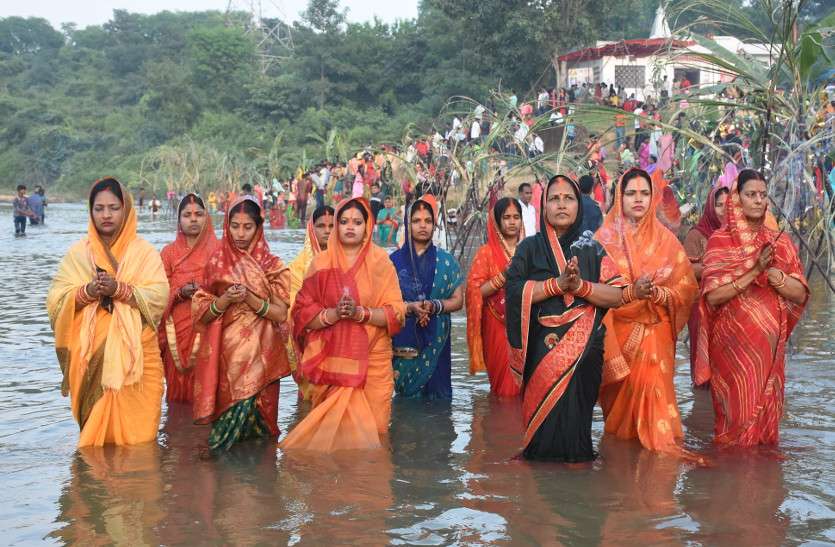 Chhath Puja 2019: छठ महापर्व पर नदी, तालाबों में उमड़ा आस्था का जनसैलाब,कल उगते सूर्य को देंगे अघ्र्य