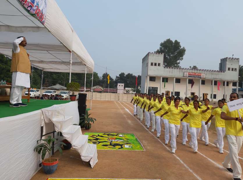 5 जिलों के 299 पुलिस जवान दिखाएंगे जौहर, मंत्री-आईजी के सामने आकर्षक मार्च पास्ट के साथ खेली कबड्डी