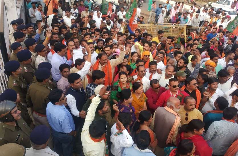BJP workers handing out memorandum in statewide movement.
