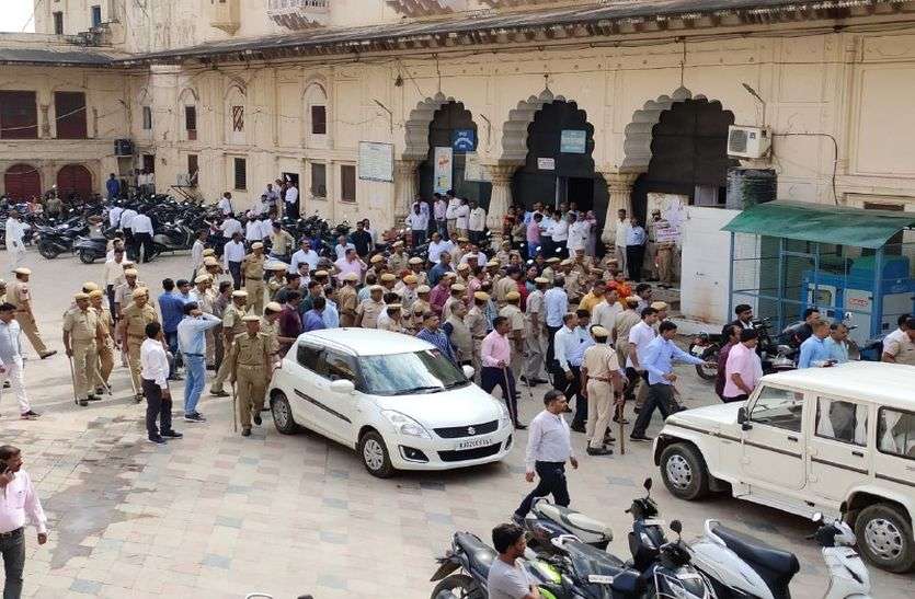 दिल्ली के बाद अलवर में भी पुलिस और वकीलों में विवाद, पुलिस ने प्रदर्शन कर रहे वकीलों को खदेड़ा, भारी पुलिस बल तैनात