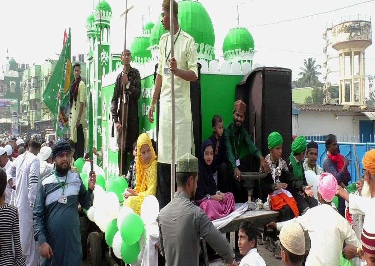 Eid-Miladunnabi News; पैगम्बर के जन्मदिन पर नमाज अदा कर मनाईं खुशियां