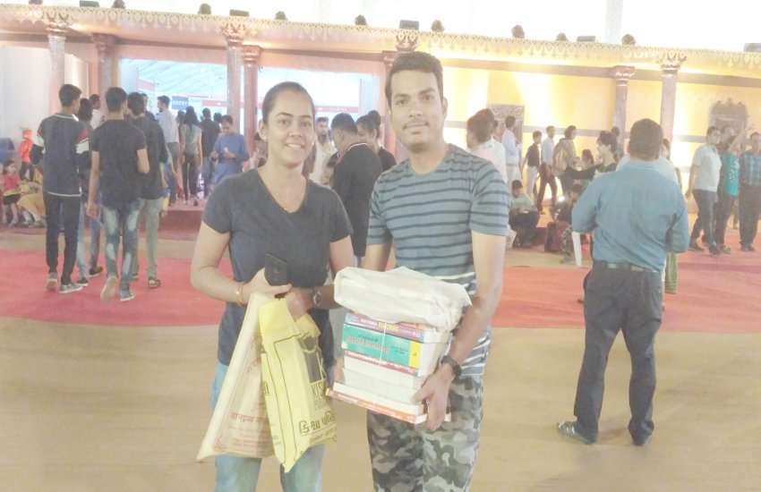 Ahmedabad News पुस्तक मेले में पुस्तकें दान में भी देने पहुंच रहे हैं लोग