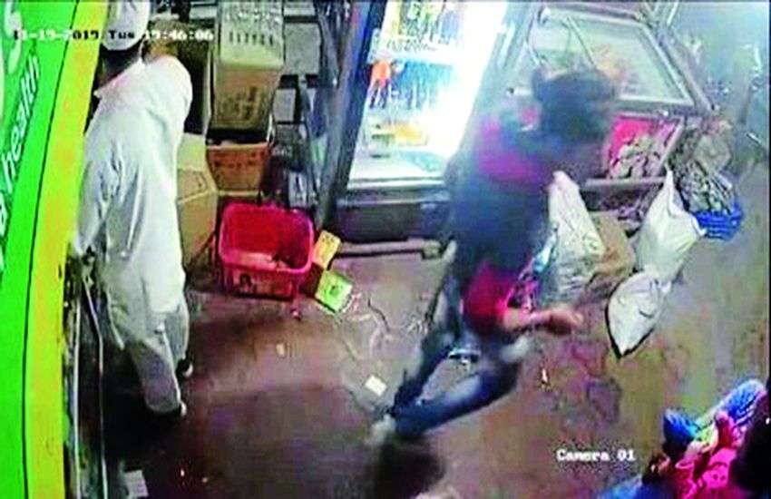 VIDEO : गोदी में बच्चे को लिए खड़ी थी महिला, बदमाश चाकू दिखाकर बोला- यहां से चली जा नहीं तो काट डालूंगा