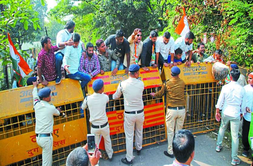 पॉलीटिकल ड्रामा: भाजपा सांसद निवास घेराव में कांग्रेसियों का भेदभाव, एक के घर के सामने किया प्रदर्शन, दूसरे को छोड़ दिया