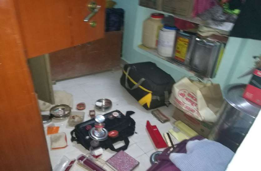 20 lakh stolen from teacher's house in shivpuri 