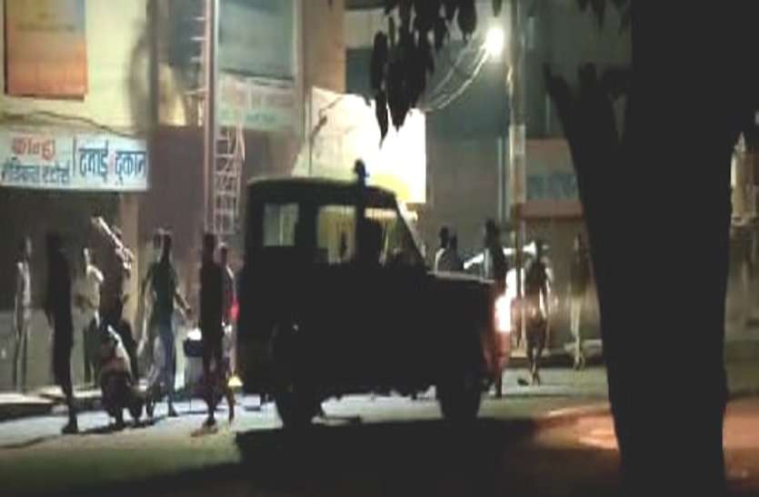 Video: पुलिसवालों के सामने बीच सड़क युवक को बेरहमी से पीटते रहे छात्र, गुंडागर्दी देख वर्दीवाले भी पिछली गली से निकले