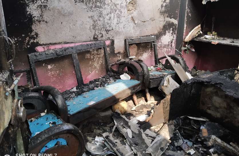 सूने मकान में लगी आग, साढ़े तीन लाख रुपए का नुकसान