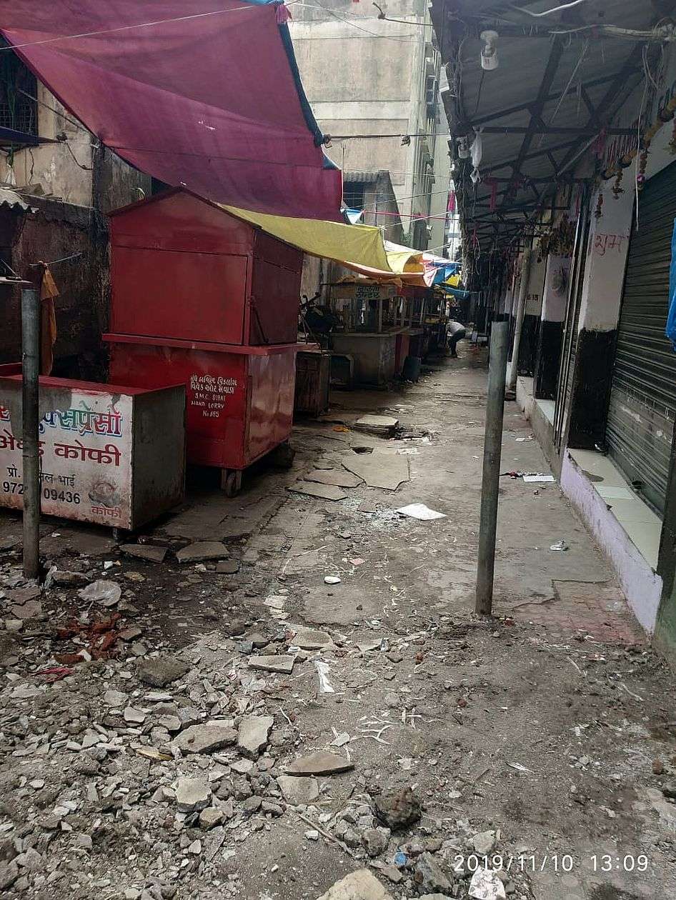 FIRE IN SURAT : कपड़ा बाजार की संकरी गलियों में बिखरा पड़ा मौत का सामान