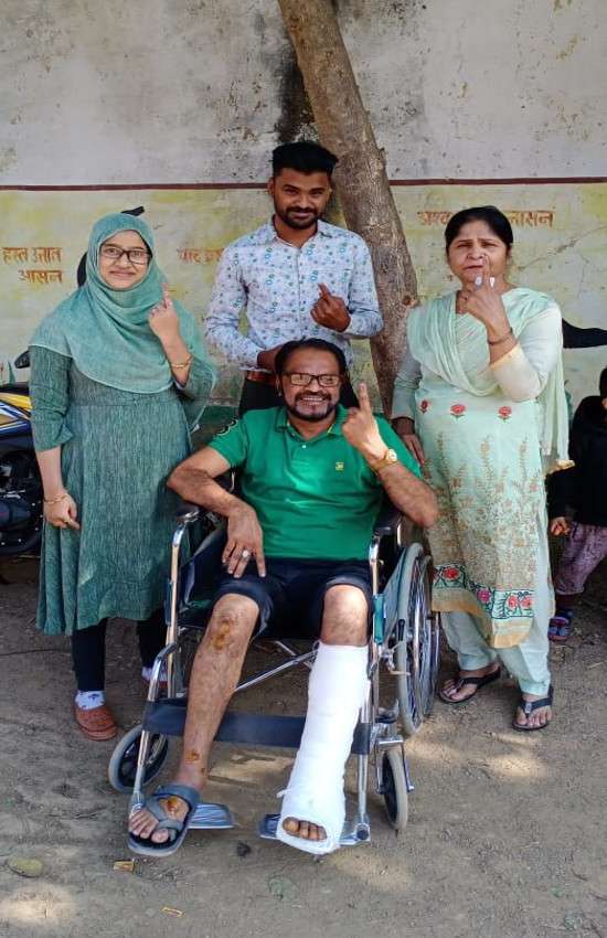 वार्ड 8..बूथ न. 3 के जागरूक मतदाता मोहम्मद रहीम खान ने अस्पताल से अपने परिजनों के साथ जाकर अपने मताधिकार का किया प्रयोग