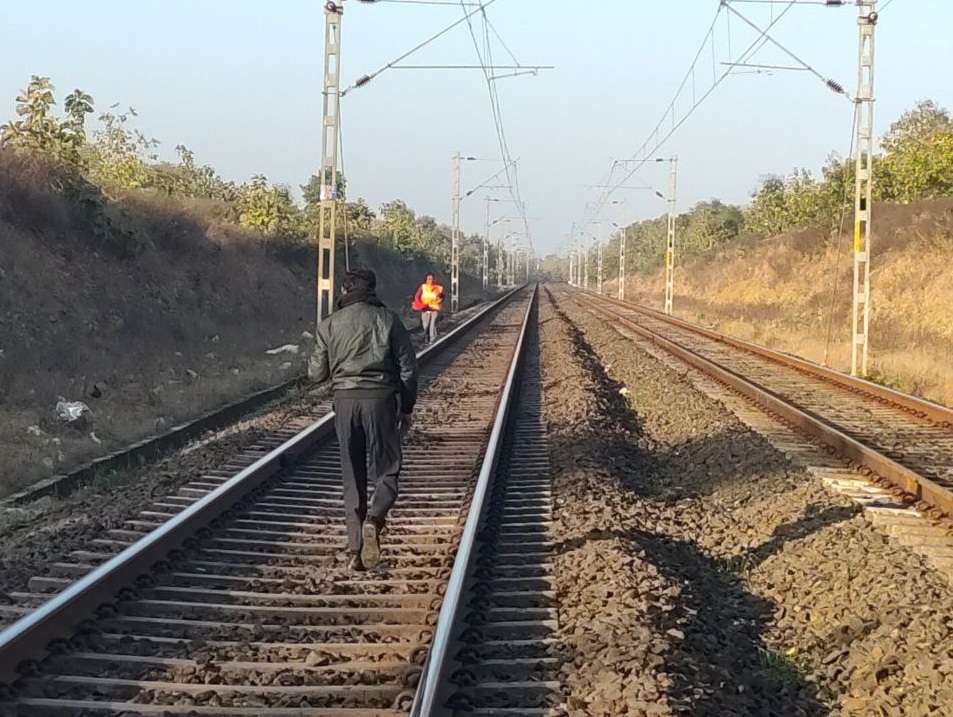 Delhi-Mumbai railway track broken, then passenger arrived in khandwa 