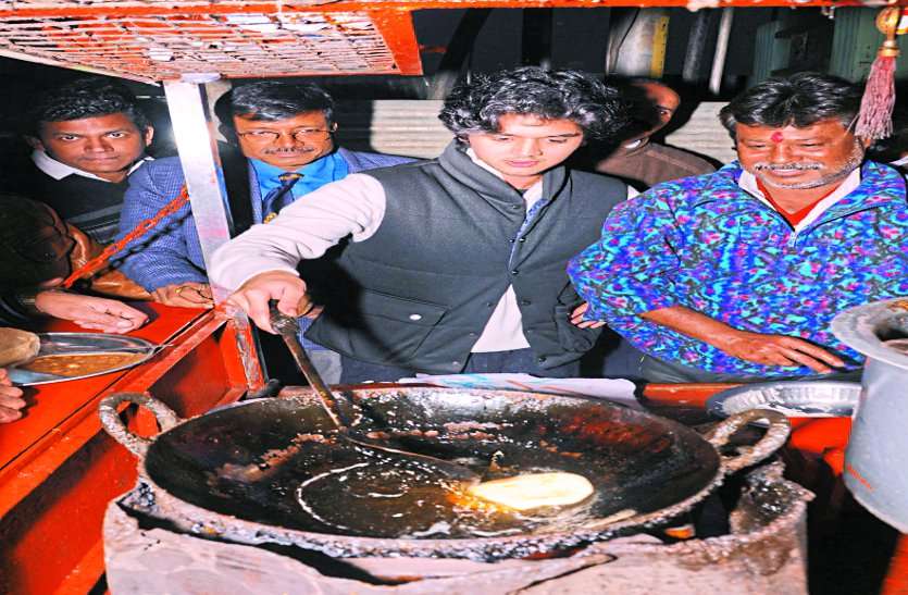 Scindia's son Maharyaman Scindia cooks at the gwalior trade fair