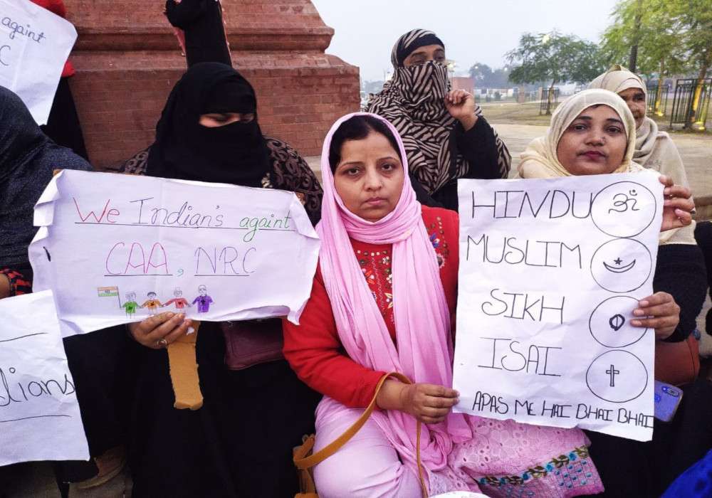 उत्तर प्रदेश में चार 'शाहीनबाग', ठंड में सीएए-एनआरसी के खिलाफ मुस्लिम महिलाओं का बच्चों संग प्रदर्शन