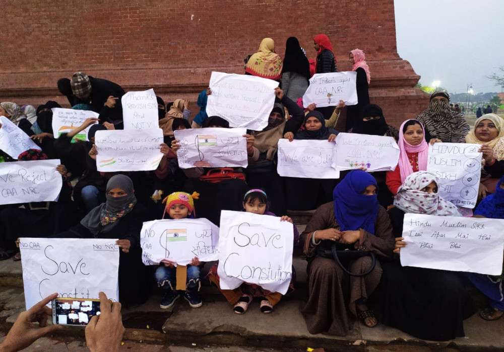 उत्तर प्रदेश में चार 'शाहीनबाग', ठंड में सीएए-एनआरसी के खिलाफ मुस्लिम महिलाओं का बच्चों संग प्रदर्शन
