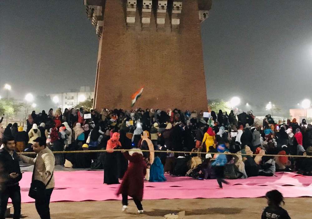 लखनऊ प्रोटेस्ट: प्रदर्शनकारियों के कंबल छीनने पर ट्रोल हुई यूपी पुलिस, स्पष्टीकरण जारी कर कहा न फैलाएं अफवाह