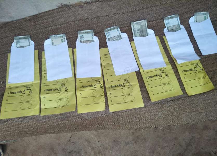 वोटरों को लिफाफे में 500-500 रुपए के नोट और नकली मतपत्र बांटते पकड़े गए बीडीसी प्रत्याशी के पति और देवर