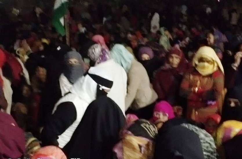 AMU के पूर्व छात्र नेता का बुर्का पहनकर महिलाओं को उकसाने का फोटो वायरल