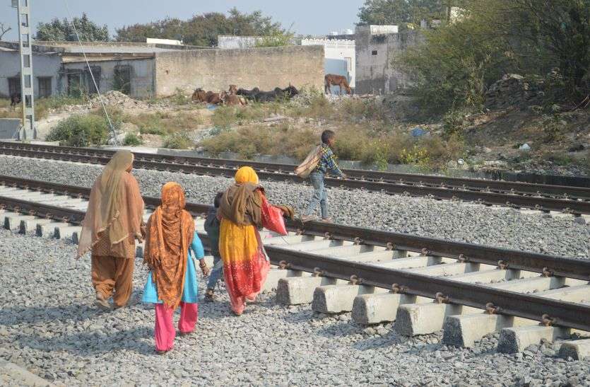 kishangarh people on that track where train arrive