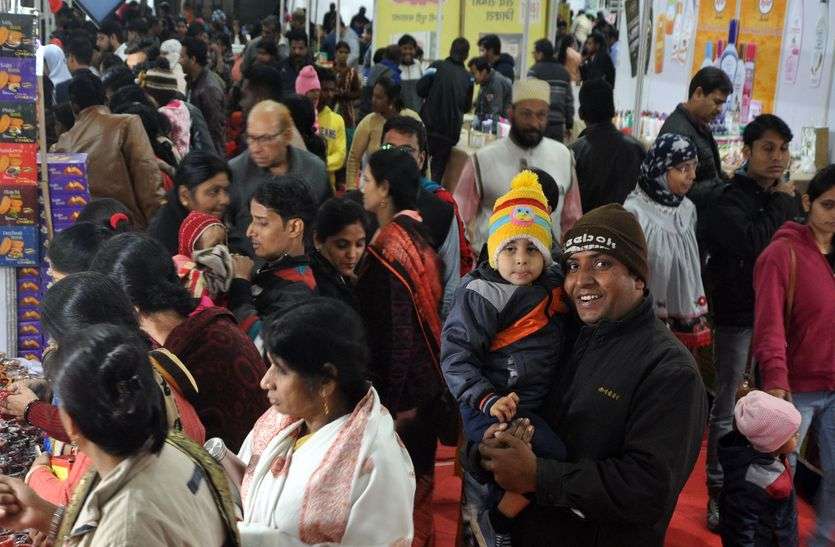 इंदौर के सबसे बड़े शॉपिंग फेस्टिवल में उमड़ रही लोगों की भीड़