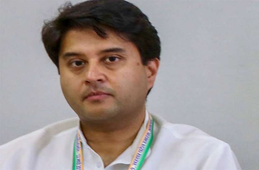 jyotiraditya scindia supporter minister landed on the road