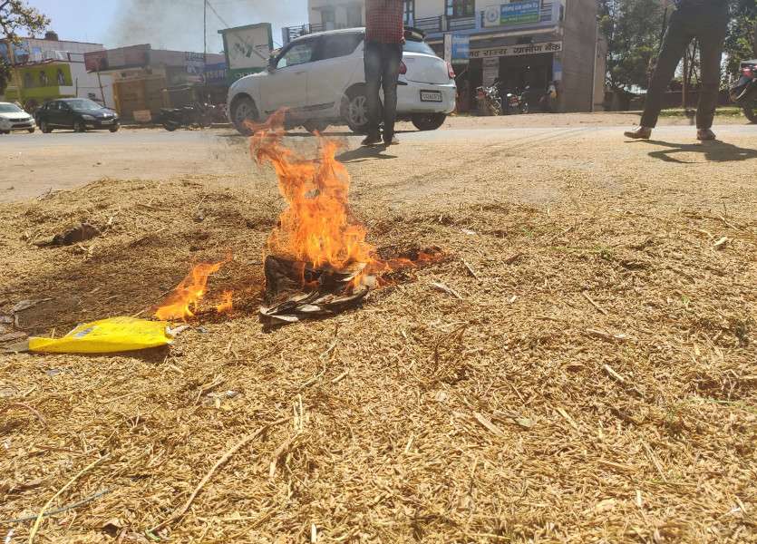 टोकन मिलने के बाद भी खरीदी से इनकार करने पर किसानों ने सडक़ पर फेंका धान, फिर लगा दी आग