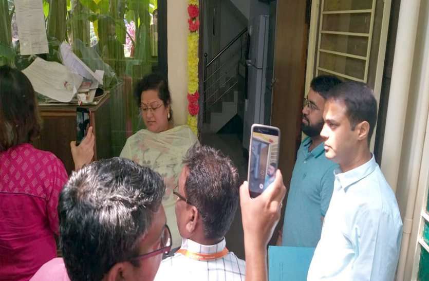 CM सचिवालय की उप सचिव के घर घुसने से पहले आयकर टीम को करना पड़ा लोकल पुलिस की जांच का सामना, दो दिन से घर में डटी IT टीम