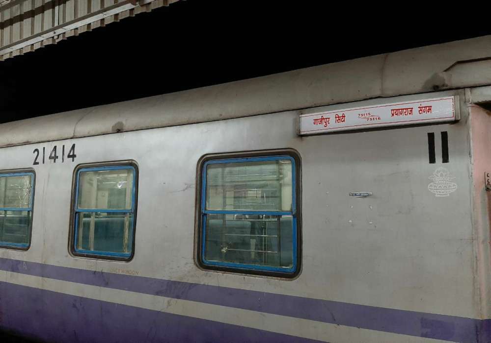 प्रयागराज-गाजीपुर डेमू ट्रेन में धमाका चार यात्री घायल, रेल महकमे में हड़कंप मचा