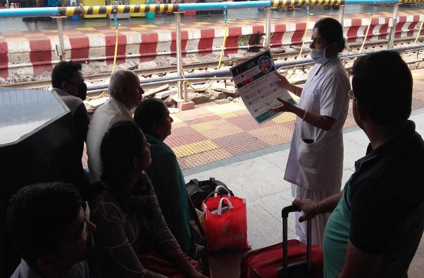 कोरोना का कहर : मुबंई-हावड़ा एक्सप्रेस चार दिनों तक रद्द, स्वास्थ्य विभाग ने स्टेशन में लगाया हेल्प डेस्क
