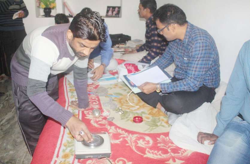 lokayukt raid at nagar palika bhind office clerk