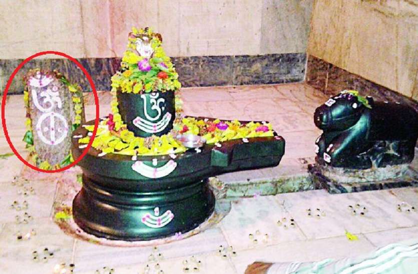 https://www.patrika.com/temples/miracle-of-shiv-temple-a-cow-used-to-offer-milk-on-rock-every-day-6026288/