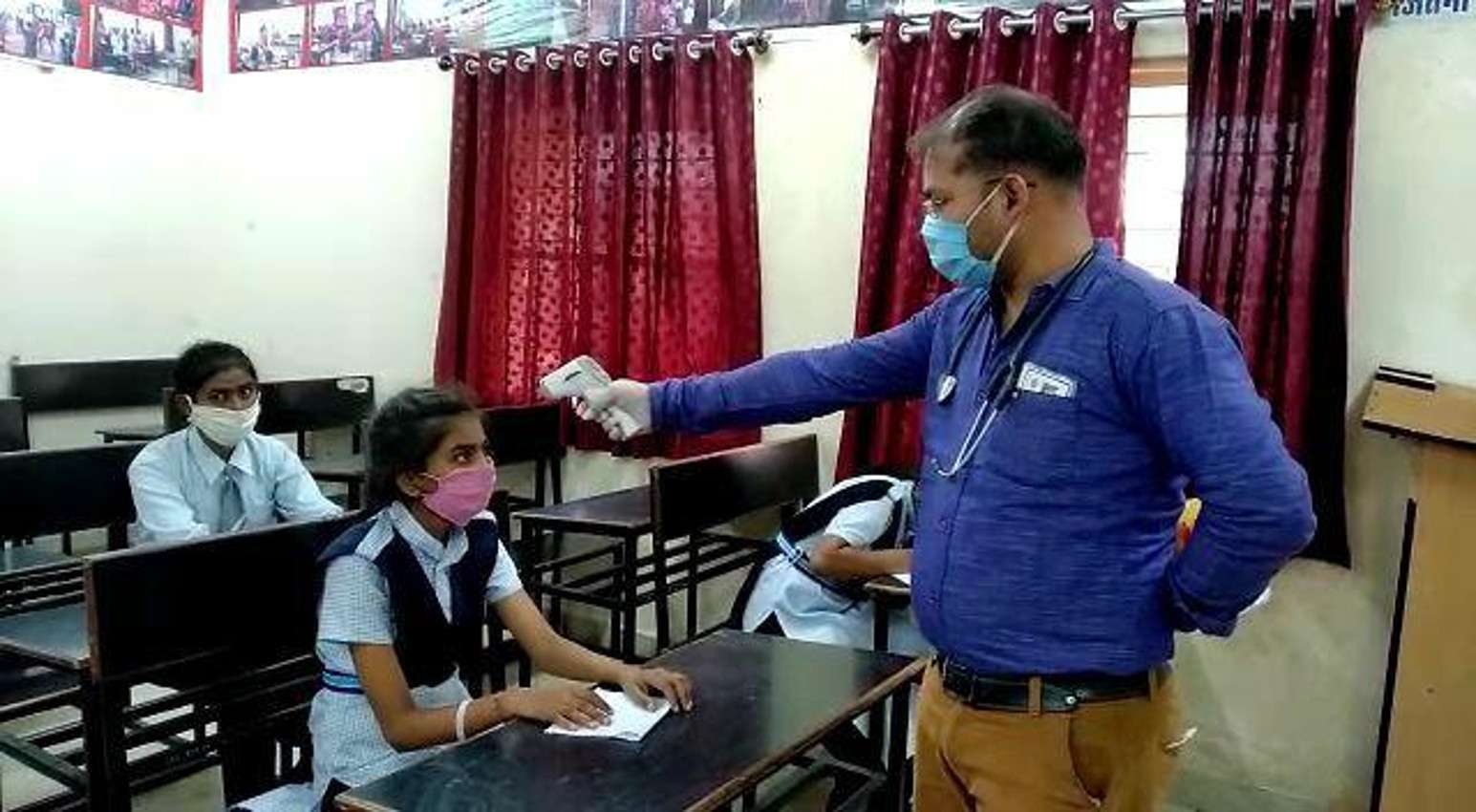 स्कूल में तेलंगाना से वापस लौटे छात्रों के सेहत की जांच की गई