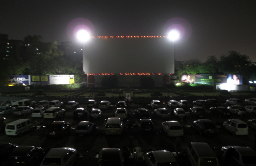 कोरोना महामारी के बीच यहां कार पार्किंग में दिखाई जा रही हैं फिल्में, लग रही लंबी कतारें