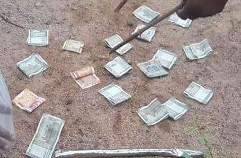 कोरोना का खौफ इतना कि सड़क पर पड़े हजारों रुपए के नोट को किसी ने नहीं उठाया, पुलिस ने किया जब्त