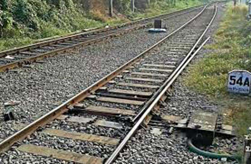 Indian railway: पटरियों पर नहीं चलें प्रवासी श्रमिक