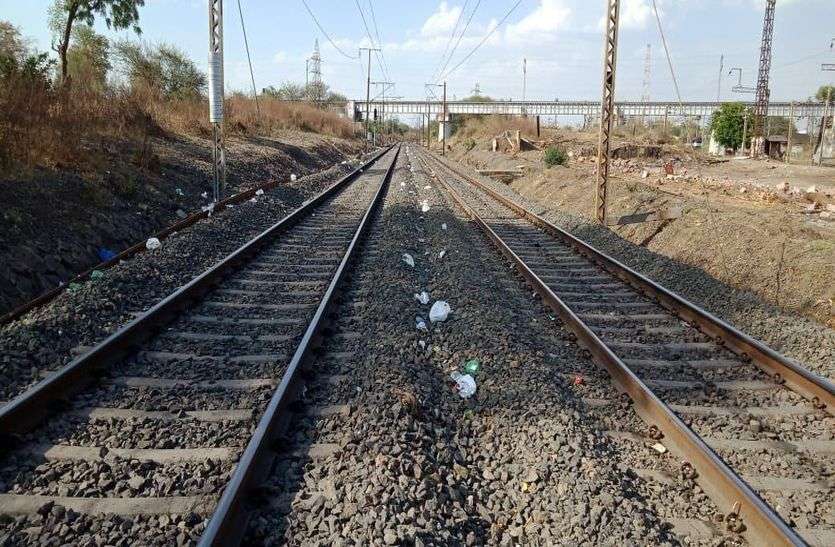 Food packets were thrown on the ratlam railway track