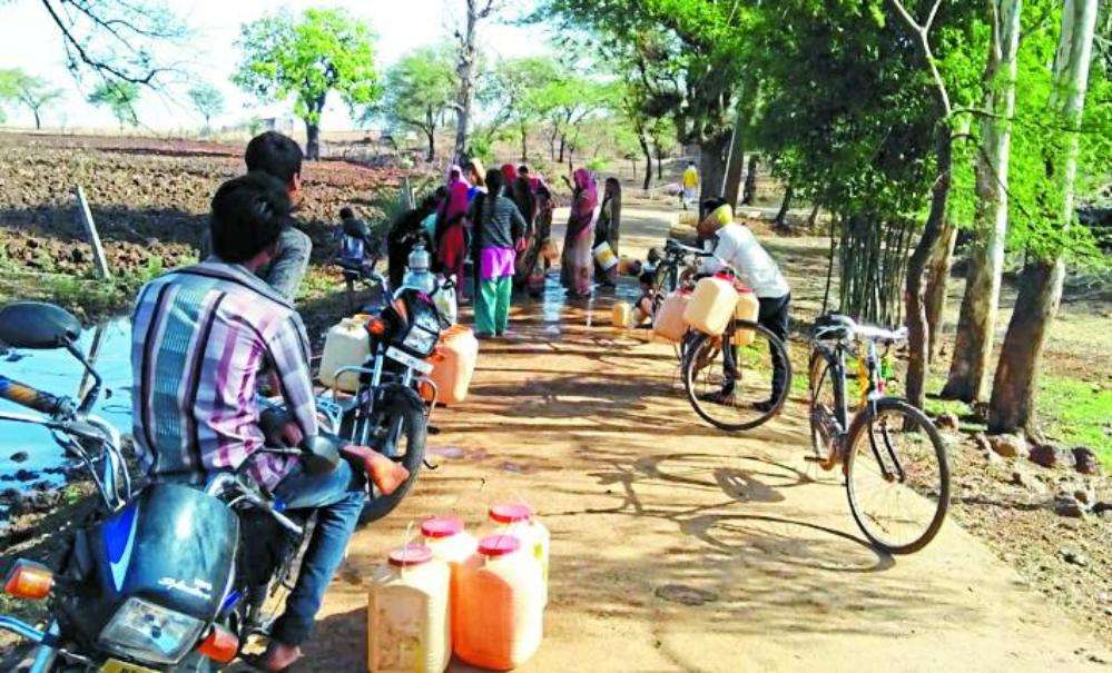 बूंद-बूंद पानी को तरस रहे गांव, 400-500 रुपये देकर पानी खरीद रहे गांववाले