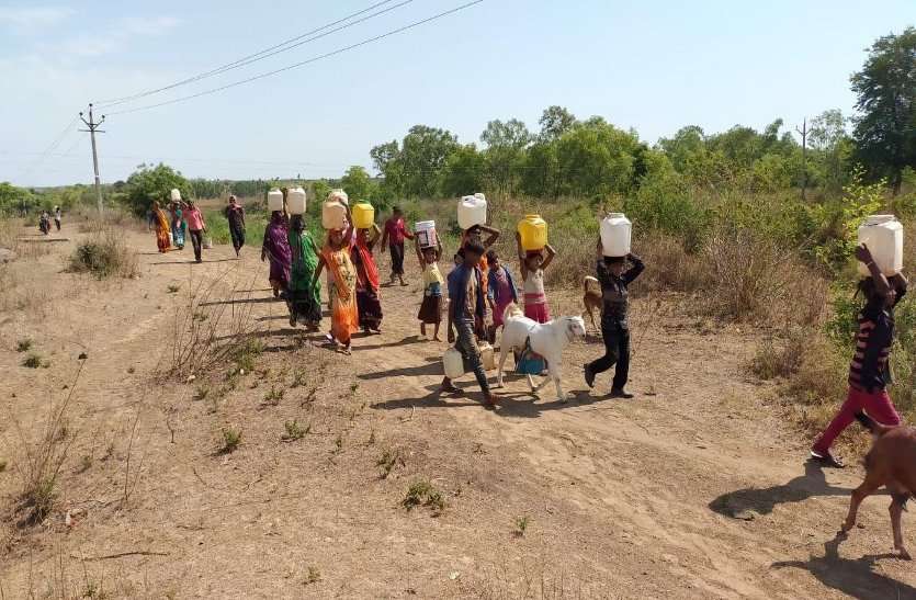 बूंद-बूंद पानी को तरस रहे गांव, 400-500 रुपये देकर पानी खरीद रहे गांववाले