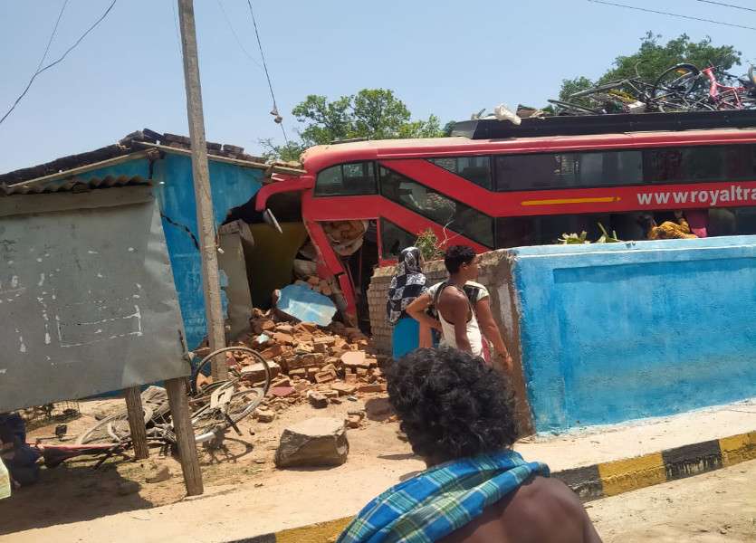 झारखंड, बिहार और उत्तर प्रदेश के प्रवासी मजदूरों से भरी बस दीवार तोड़ते घर में घुसी, 12 घायल