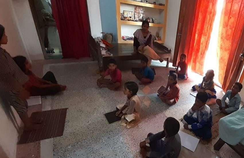 गरीब बच्चों को शिक्षा देती एबीवीपी कार्यकर्ता पुनीत गुप्ता