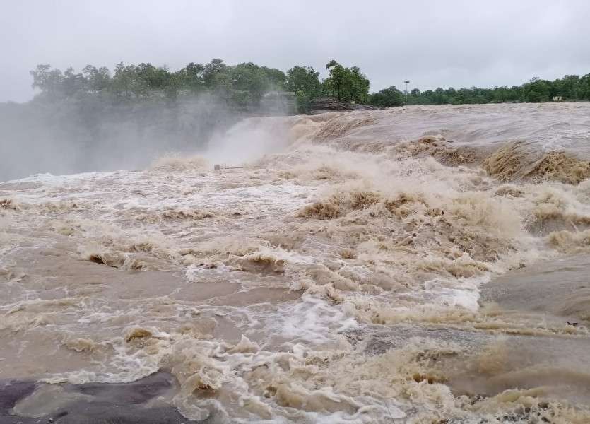 बारिश से हसदेव नदी में आई बाढ़, पुल पर पानी भरने से एनएच जाम, इंटकवेल में 10 घंटे फंसा रहा कर्मचारी