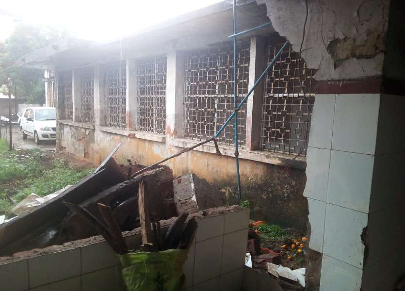 बारिश में मेडिकल कॉलेज अस्पताल की टपक रही छतें, भीग रहे बिस्तरों ने बढ़ाया मरीजों का मर्ज, सर्जिकल वार्ड की गिरी दीवार