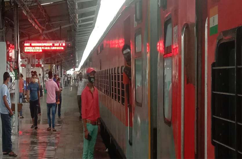 The engine of Sabarmati Express failed, the train stood for two and a half hours
