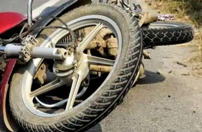 Road accident : कार ने दो बाइकों को मारी टक्कर, एक की मौत, तीन घायल
