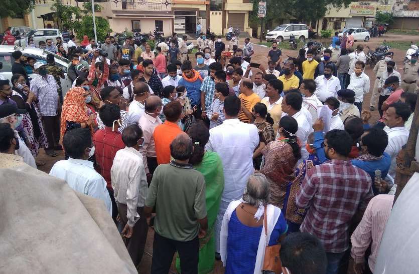 भूमिपूजन करने गए कांग्रेस विधायक देवेंद्र यादव को भीड़ ने घेरा, लोगों का गुस्सा देख बुलानी पड़ी पुलिस