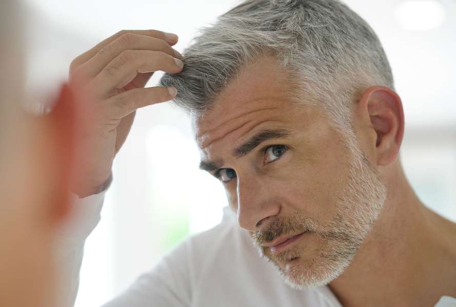 वे 12 लक्षण जो ग्रे बाल होने का इशारा करते हैं