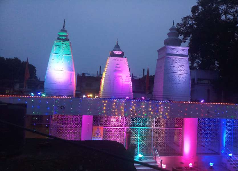अयोध्या में राम मंदिर के भूमिपूजन पर दीयों की रोशनी से जगमगा उठा शहर, श्रीराम नाम के लगे जयकारे, जमकर फूटे पटाखे
