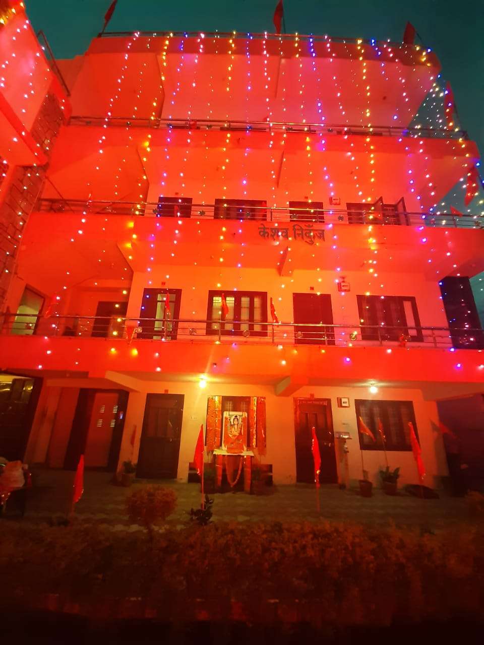 उदयपुर में विहिप कार्यालय पर रोशनी। 